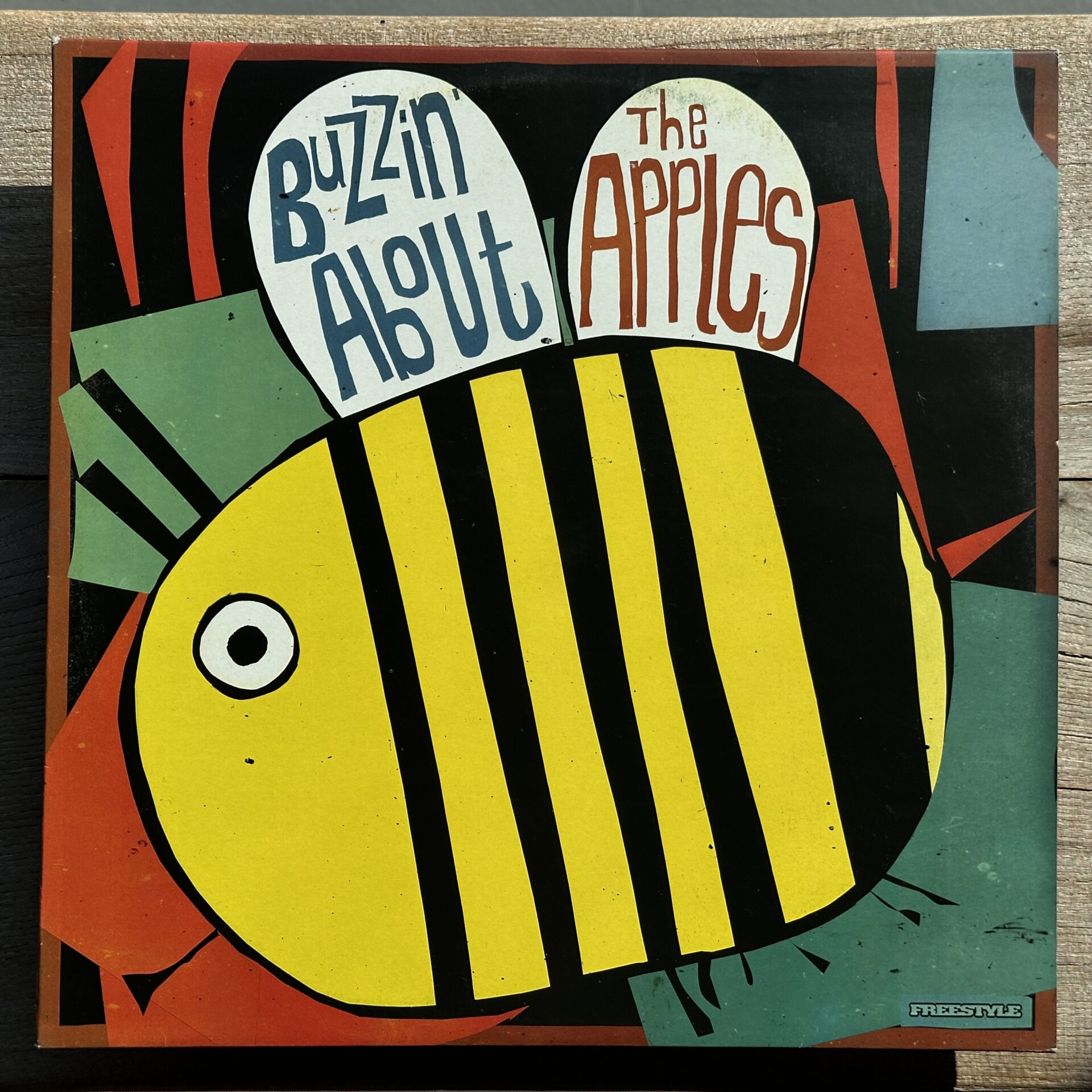 The Apples – Buzzin About