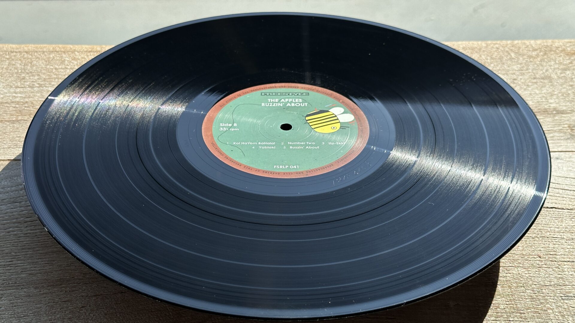 The Apples – Buzzin About (5)